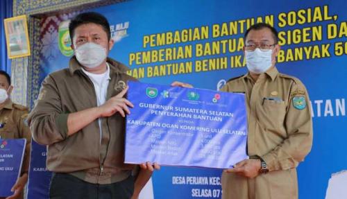 herman-deru-bagikan-oksigen-konsentrator-apd-dan-ribuan-masker-untuk-rs--seoku-raya-