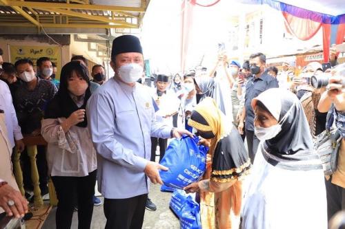 berbagi-paket-sembako-untuk-warga-15-ulu-herman-deru-apresiasi-kedermawanan-abah-toyib