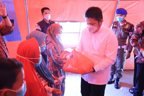 herman-deru-jamin-kebutuhan-makan-dan-tempat-tinggal-korban-kebakaran-desa-pemulutan