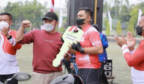 semarakan-hut--tni--herman-deru-bagikan-4-unit-sepeda-motor-hadiah-doorprize