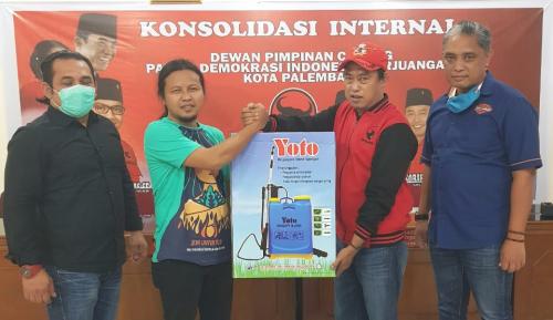 pdip-palembang-bantu-alat-penyemprotan-disenfektan-dan-handsanitizer-