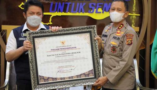 herman-deru-lepas-irjen-pol-eko-indra-heri-dengan-penghargaan-dan-doa