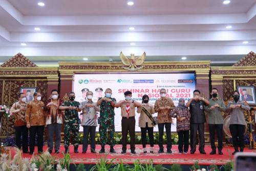 herman-deru--kita-jangan-lupakan-jasa-para-guru