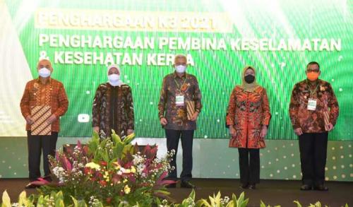 herman-deru-terima-anugerah-k3-dari-kemenaker-ri-tiga-kali-berturutturut