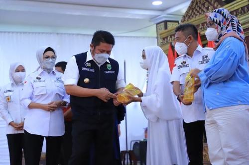 herman-deru-salurkan-bantuan-modal-bagi-pemilik-warung-rumahan-dalam-kota-palembang
