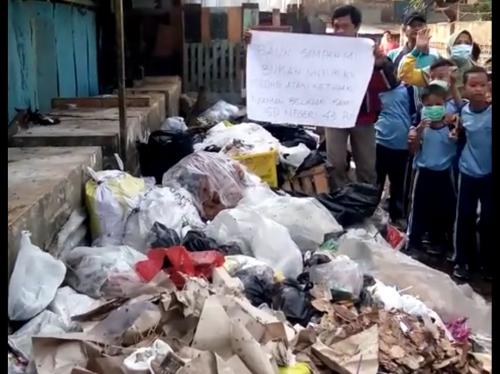 sampah-menumpuk-disamping-sdn-43-dlhk-palembang-salahkan-pd-pasar