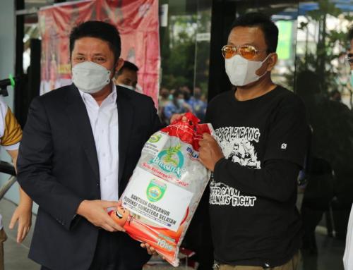 giliran-komunitas-sepak-bola-sumsel-terima-bantuan-beras-dari-gubernur--herman-deru