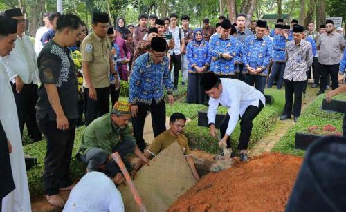 upacara-pemakaman-khidmat-ratu-dewa-kenang-sosok-almarhum-ichsanul-akmal