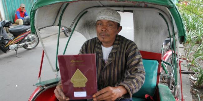 sardi-ahmad-tukang-becak-diundang-pernikahan-putra-sulung-jokowi