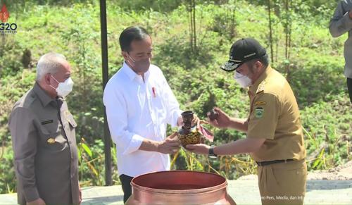 presiden-jokowi-terima-air-dan-tanah-simbol-keberagaam-bumi-sriwijaya--