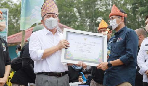 sandiaga-uno-apresiasi-herman-deru-sebagai-pembina-desa-wisata-