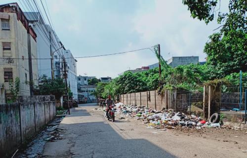sampah-menumpuk-berharihari-di-24-ilir