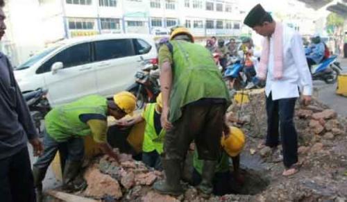 karung-berisi-pasir-bekas-pembangunan-lrt-tutupi-drainase