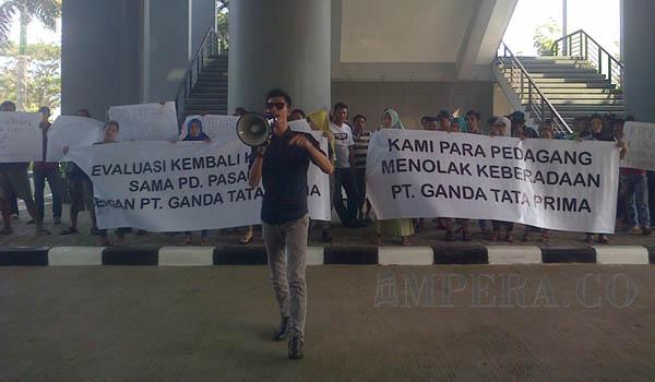 pedagang-pasar-16-demo-tolak-pengelolaan-pasar-ke-pihak-ketiga