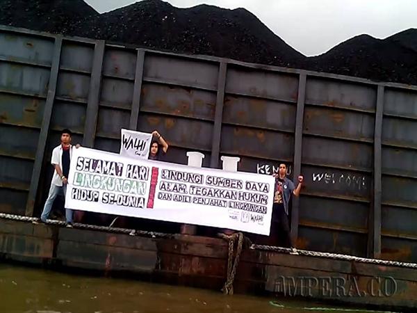 bentang-spanduk-di-tongkang-walhi-sumsel-tuntut-adili-penjahat-lingkungan