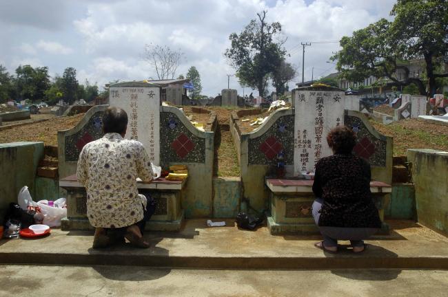 ritual-cheng-beng-komplek-perkuburan-tionghoa-sukabangun-ramai-dikunjungi