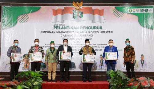 herman-deru-gandeng-hmi-salurkan-bansos-beras-bagi-warga-terdampak-pandemi-