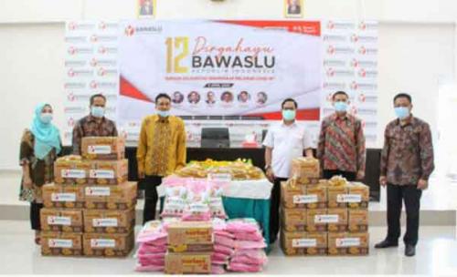 hut-ke-12--bawaslu-sumsel-bagi-paket-sembako-dan-apd