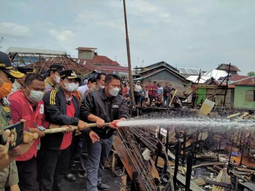 herman-deru-berikan-bantuan-dan-semangatiÂ korban-kebakaran-di-desa-sungsang