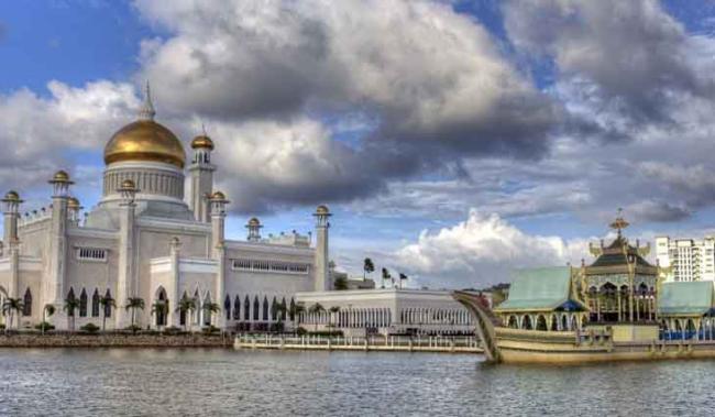 inilah-replika-perahu-di-masjid-sultan-omar-ali-saifuddin