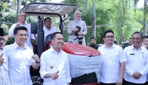 tingkatkan-produktivitas-pertanian-palembang-dapat-bantuan-alsintan-dan-benih-dari-kementan-