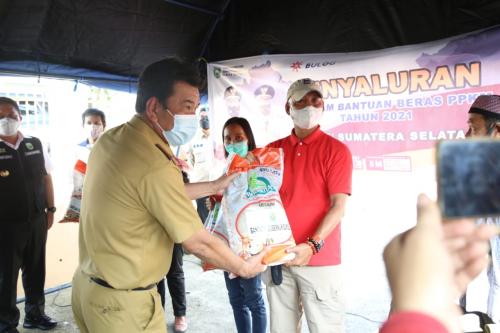 herman-deru-salurkan-bansos-untuk-kalangan-insan-pers