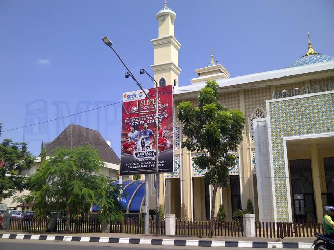 papan-reklame-samping-masjid-alra’iyah-dprd-sumsel-dinilai-tidak-pas