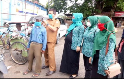 camat-it-1-tp-pkk-dan-lurah-20-ilir-d-iii-bagi-masker-gratis