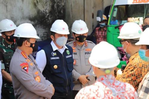 gubernur-dampingi-kapolri-tinjau-produksidistribusi-minyak-goreng-curah-di-banyuasinÂ 