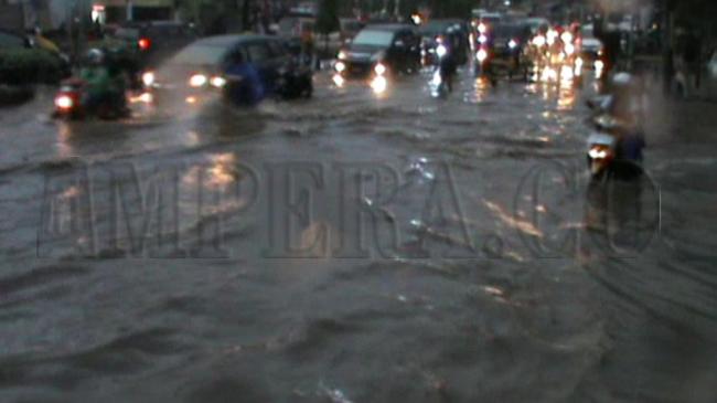 buruknya-drainase-sejumlah-jalan-protokol-kota-lubuklinggau-kebanjiran