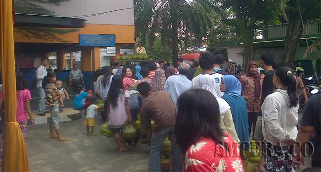 pasar-murah-di-kantor-camat-pemkot-palembang-jual-tabung-gas-lpg-3kg-rp14500