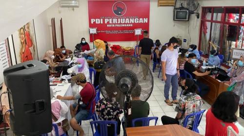 pdip-palembang-vaksinasi-massal-dan-bagikan-1000-paket-sembako