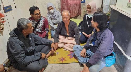 kakek-yatin-veteran-pejuang-kemerdekaan-terima-bantuan-dari-wali-kota-palembang