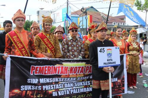 peserta-pawai-budaya-palembang-curi-perhatianÂ 