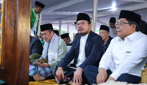 bersama-keluarga-ratu-dewa-solat-ied-di-masjid-agung-palembang-