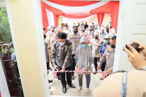 herman-deru-dan-kapoldaÂ sumsel-serahkan-bantuan-rumah-dari-presiden-jokowi-kepada-mak-unah