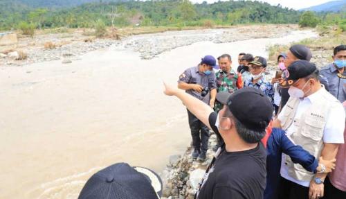 herman-deru-semangati-warga-empat-lawang-yang-terdampak-banjir