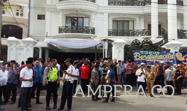 romi-herton-tutup-usia-kerabat-dan-sahabat-datangi-rumah-duka