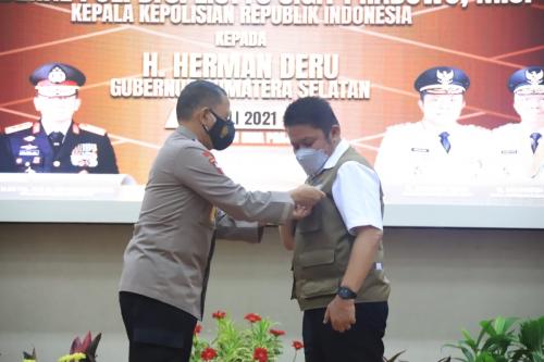 herman-deru-satusatunya-gubernur-penerima-penghargaan-pin-emas-kapolri
