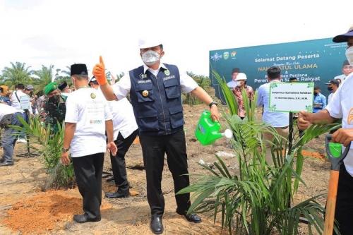 airlangga-hartato-puji-komitmen-herman-deru-sejahteraan-petani-sawit-sumsel-