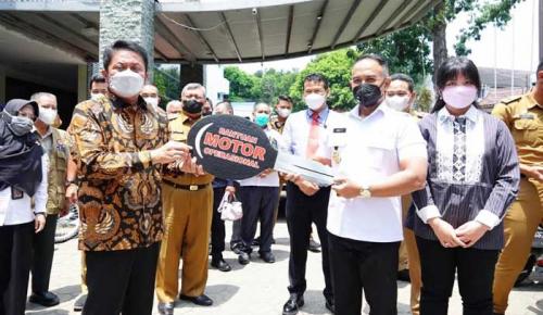 perangi-narkoba-gubernur-bantu-puluhan-kendaraan-operasional-ke-bnn-sumsel