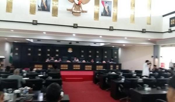 rapat-paripurna-dprd-palembang-dihujani-interupsi-