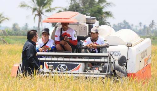 dpp-peknas-anugrahi-herman-deru-sebagai-tokoh-tani-nasional