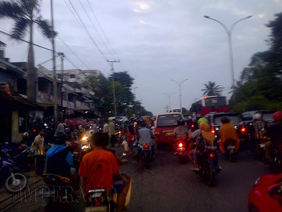 pekan-terakhir-jelang-puasa-pasar-tradisional-diserbu-pembeli