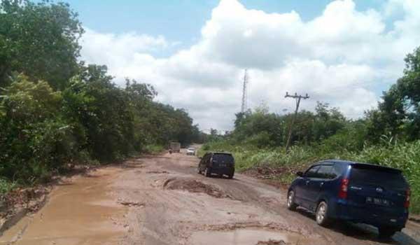jalan-rusak-warga-ogan-ilir-sambangi-dprd-sumsel