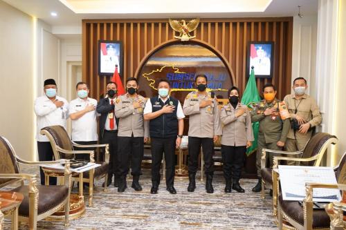 kapolres-wakpolres-dan-kasat-polres-oki-dapat-penghargaan-dari-gubernur