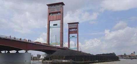 jembatan-ampera-dihantam-tongkang-batubara
