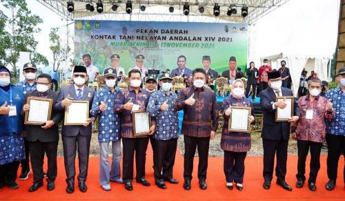 herman-deru-akan-dianugrahi-lencana-adi-bhakti-tani-nelayan-maha-utama