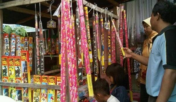 penjual-petasan-musiman-mulai-marak
