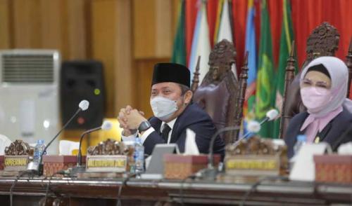 herman-deru-sampaikan-pendapat-akhir-9-raperda